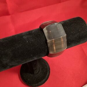 Elastic brown horn (?) pieces bracelet